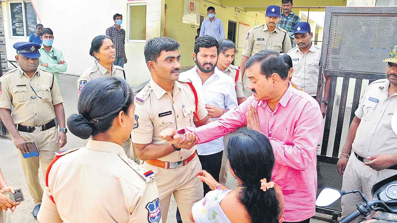 కాంగ్రెస్‌లో చేరనందుకే కక్ష సాధింపు