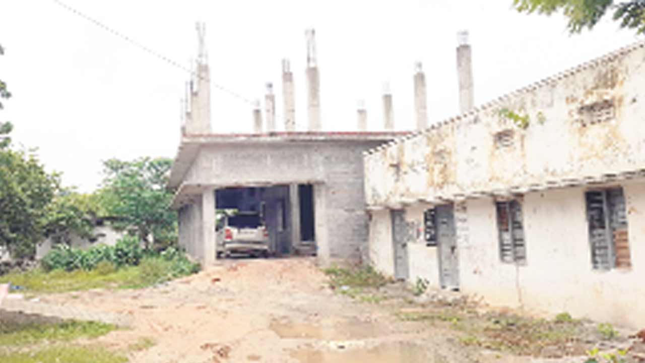 పాఠశాలలపై పాలిట్రిక్స్‌!