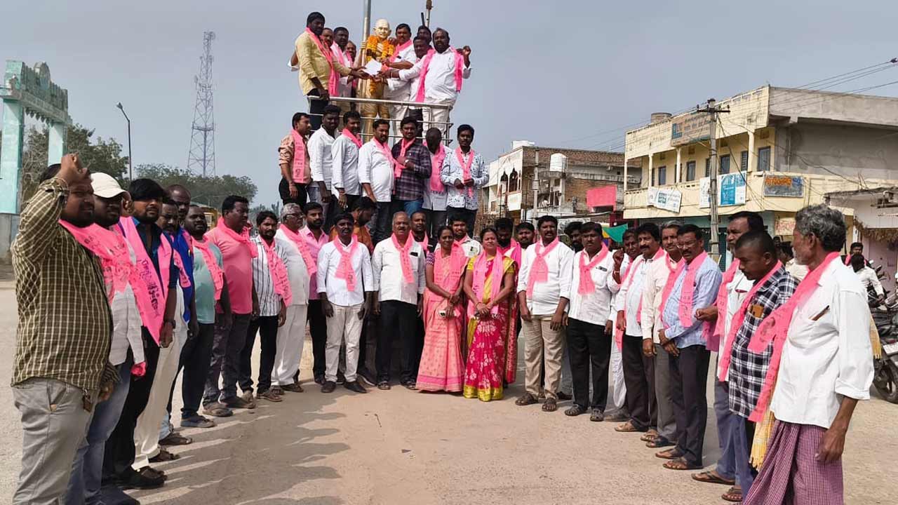 కాంగ్రెస్‌ హామీలపై పోరు బాట