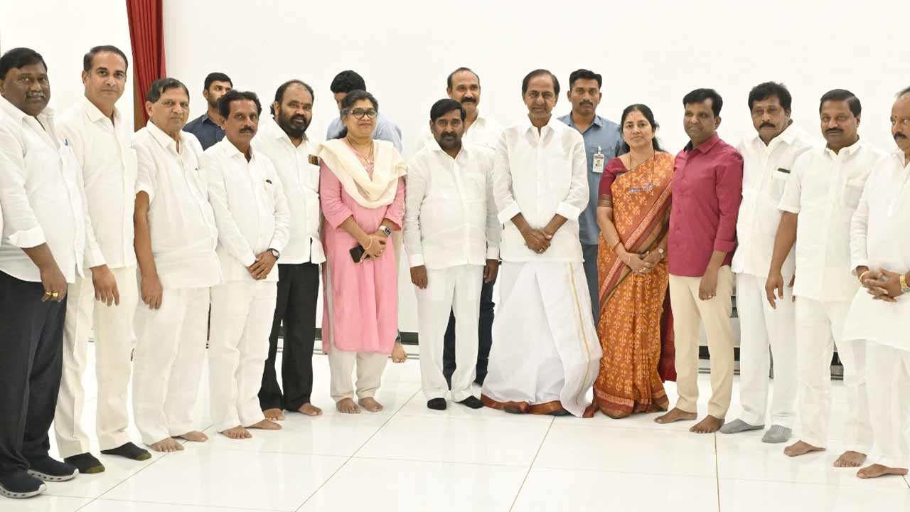 కేసీఆర్‌ను కలిసిన జిల్లా నేతలు