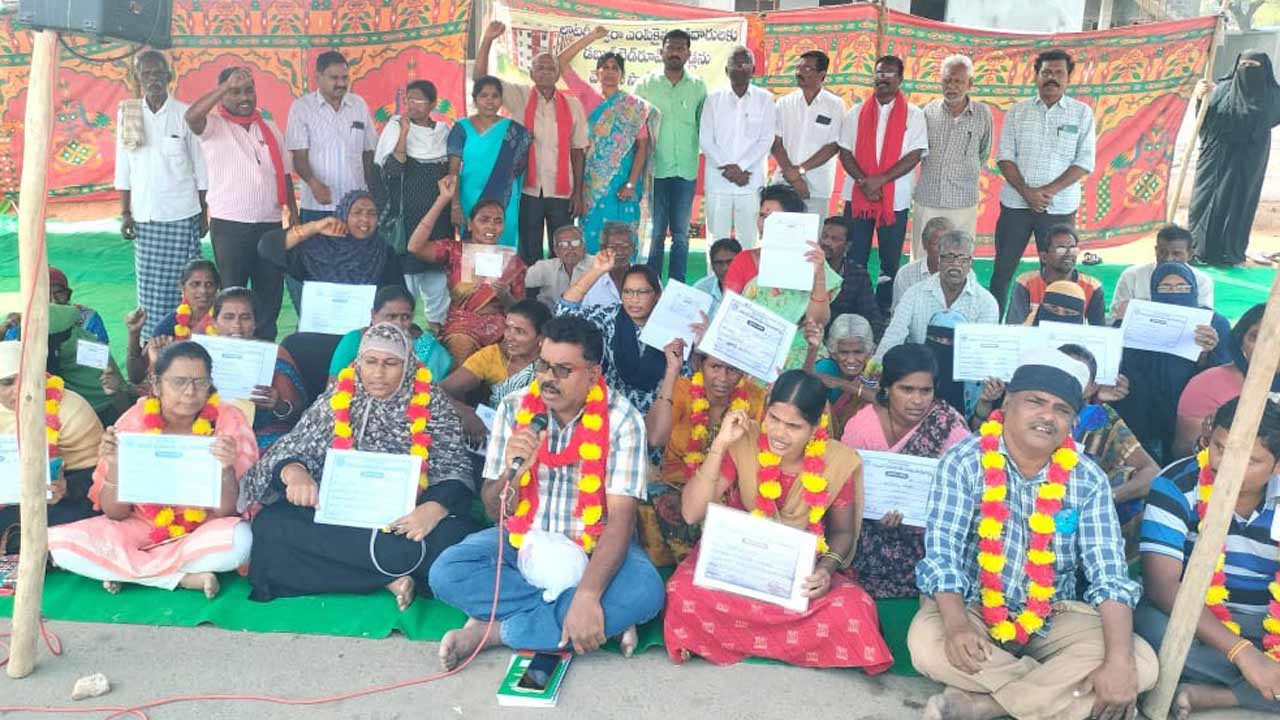 డబుల్‌ బెడ్రూమ్‌ ఇండ్లను అప్పగించండి