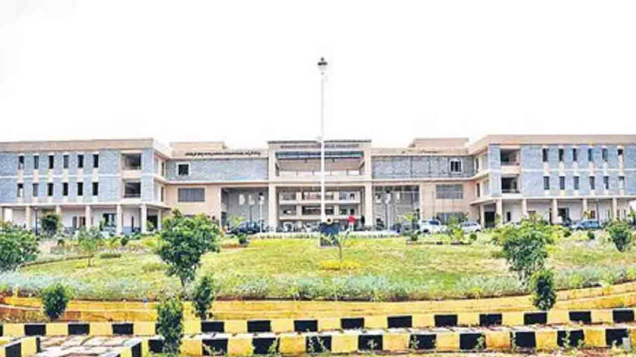 Nirmal | నిర్మల్‌ కలెక్టరేట్‌ ఉద్యోగి రాసలీలలు!