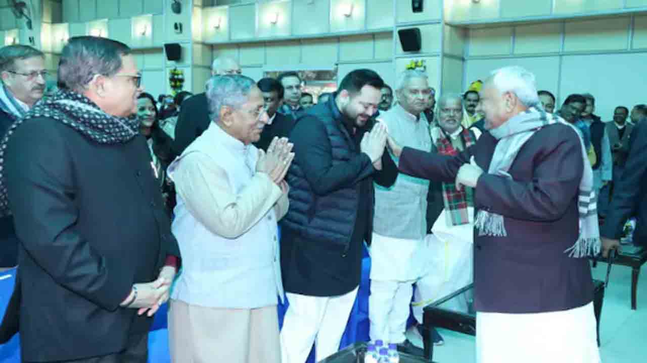 Nitish Kumar | తేజస్వీ యాదవ్ భుజం తట్టిన నితీశ్ కుమార్.. లాలూ వ్యాఖ్యల నేపథ్యంలో ఫొటో వైరల్