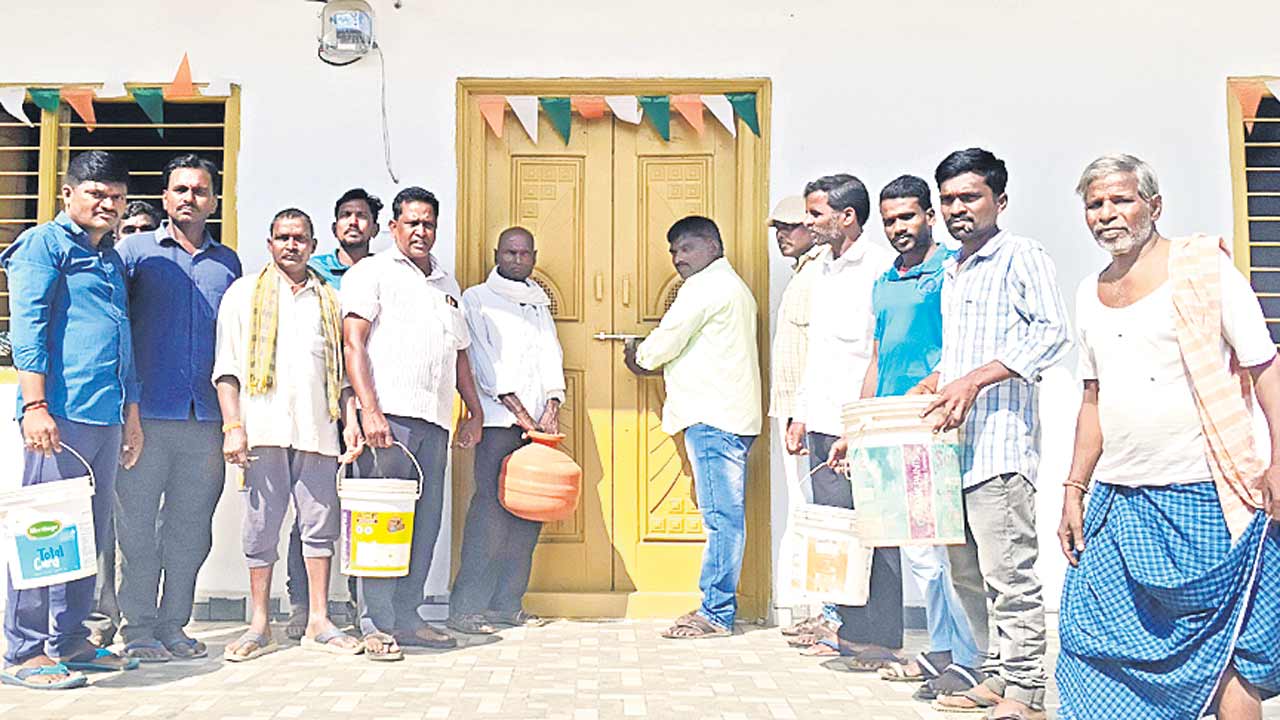 నీళ్ల కోసం సెక్రటరీ నిర్బంధం