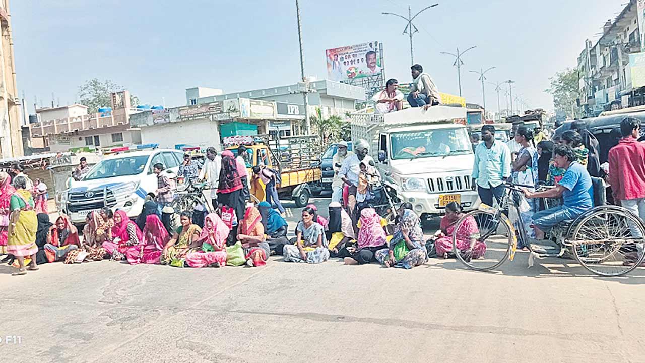‘డబుల్‌ ఇండ్ల’ కోసం ఆందోళన