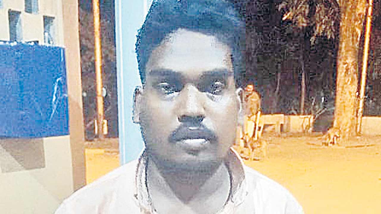 లోన్లు మాఫీ చేయిస్తానని డాక్టర్లకు కుచ్చుటోపీ