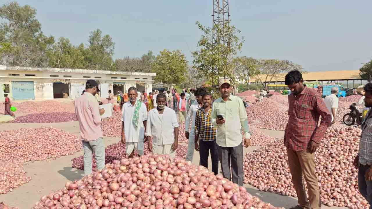 స్వల్పంగా తగ్గిన ఉల్లి ధర