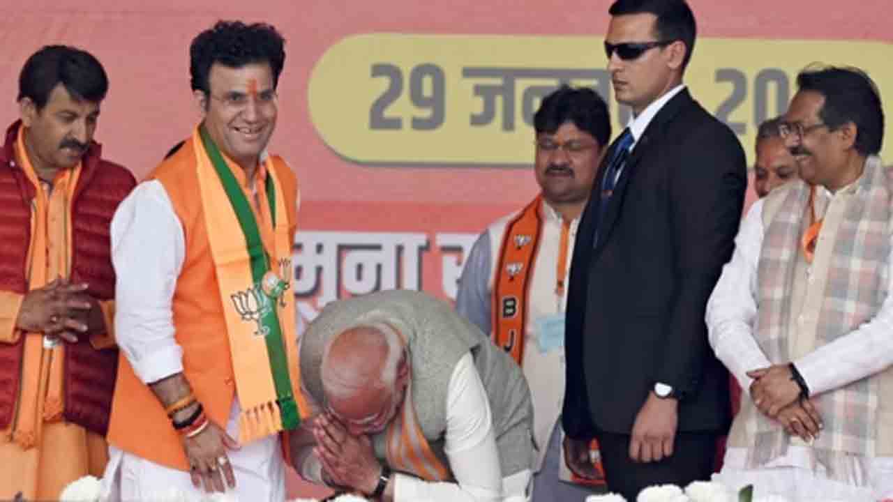 Watch: బీజేపీ అభ్యర్థి పాదాలను మూడుసార్లు తాకి నమస్కరించిన మోదీ.. వీడియో వైరల్