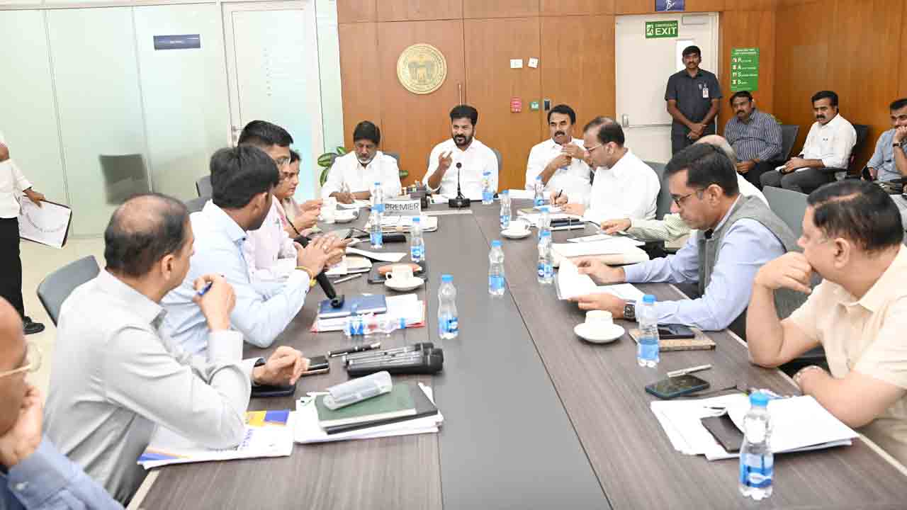 CM Revant Reddy | అండర్‌గ్రౌండ్‌ కేబుళ్లతో గ్రేటర్ హైదరాబాద్‌లో విద్యుత్ సరఫరా.. అధికారులకు సీఎం రేవంత్‌ ఆదేశాలు..