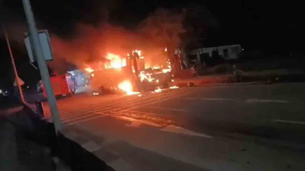 Bus Catches Fire | విద్యార్థులు పిక్నిక్‌కు వెళ్లిన బస్సులో మంటలు.. 13 మందికి కాలిన గాయాలు