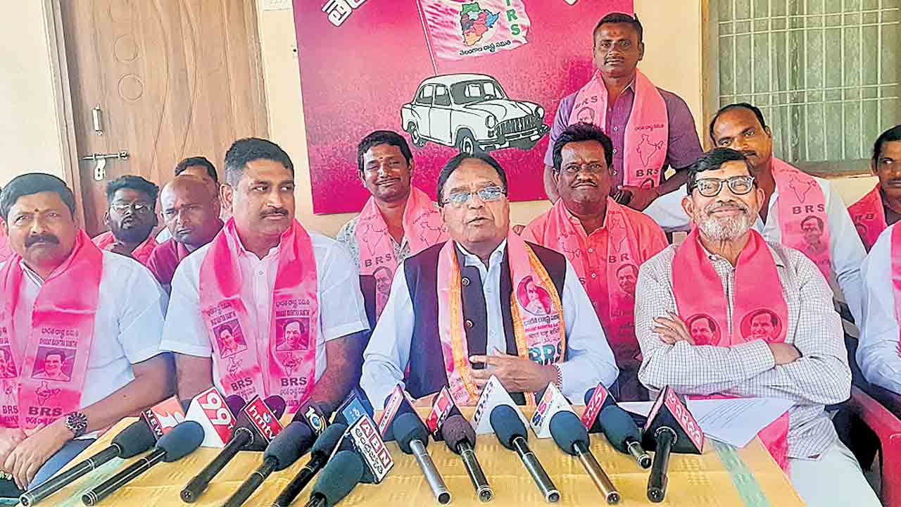 ఏడాదైనా గ్యారెంటీల అమలు ఏదీ?