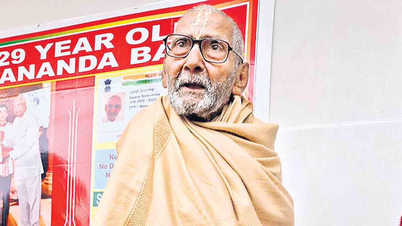 Swami Sivananda Baba | 129 ఏళ్ల స్వామి శివానంద బాబా.. వందేండ్లుగా ప్రతి కుంభమేళాకు