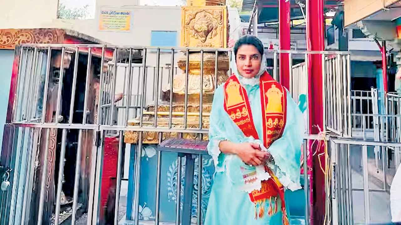 చిలుకూరు బాలాజీ సేవలో ప్రియాంకచోప్రా