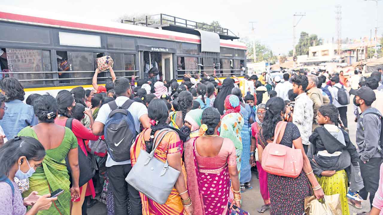 నరకయాతనగా.. పండుగ ప్రయాణం!