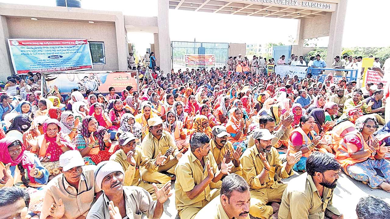 మున్సిపల్‌ కార్మికులను పర్మినెంట్‌ చేయాలి