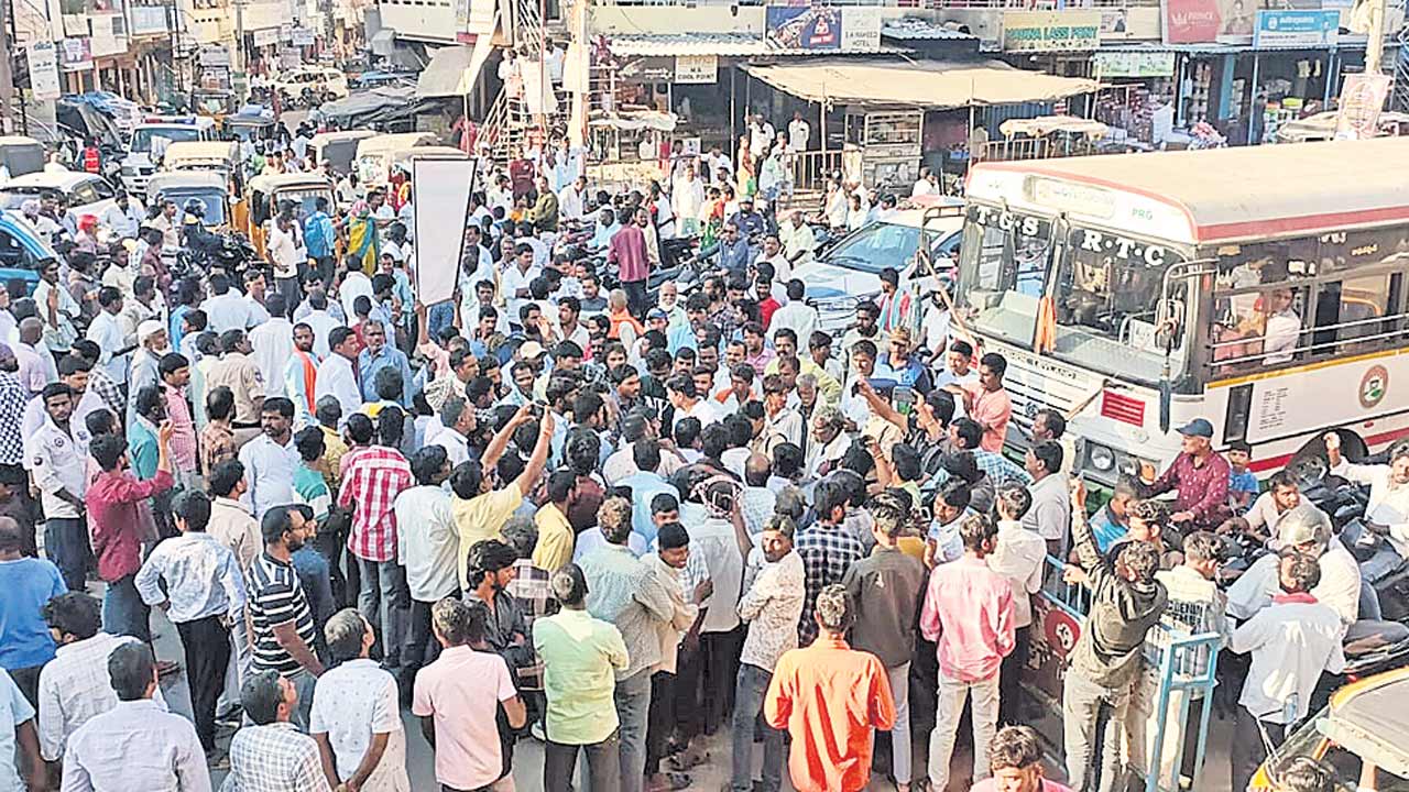 దోచేస్తుండ్రు..