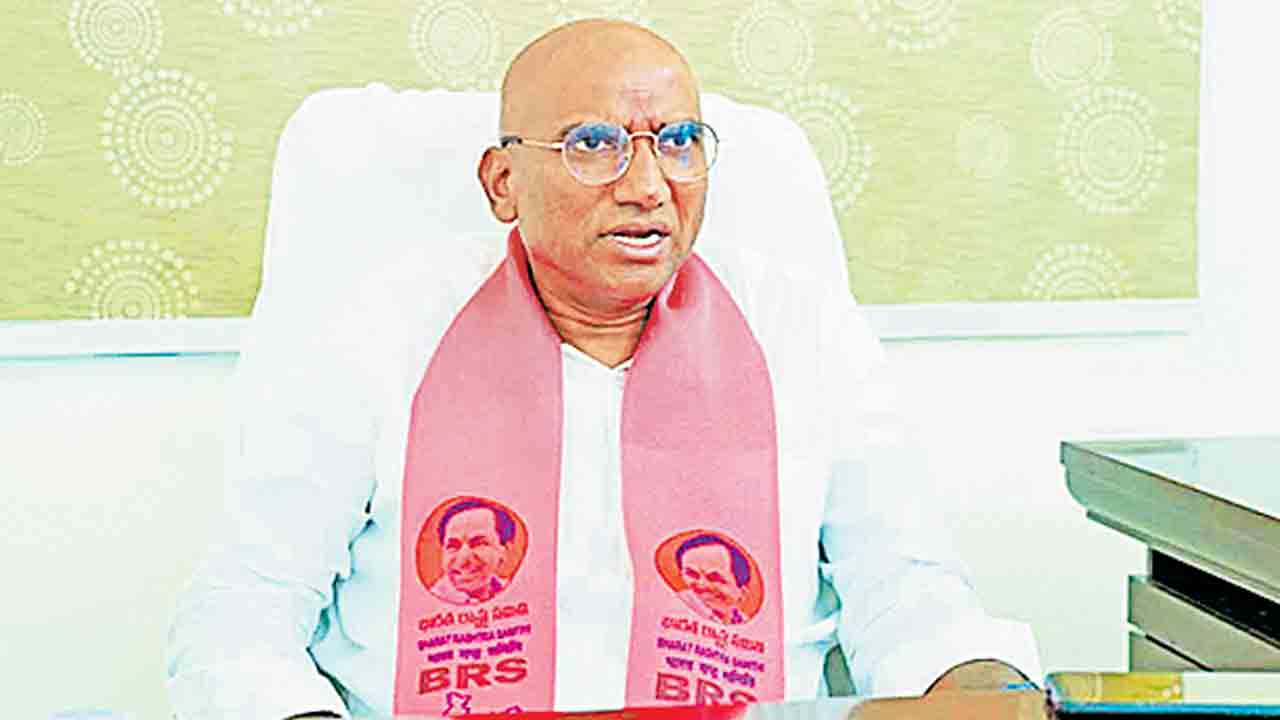 ప్రశ్నిస్తే వర్సిటీ నుంచి సస్పెండ్‌ చేస్తరా?