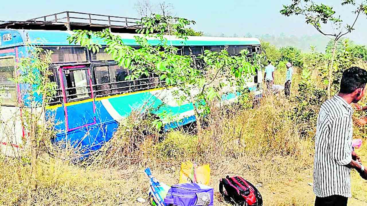 పత్తిచేనులోకి దూసుకెళ్లిన ఆర్టీసీ బస్సు