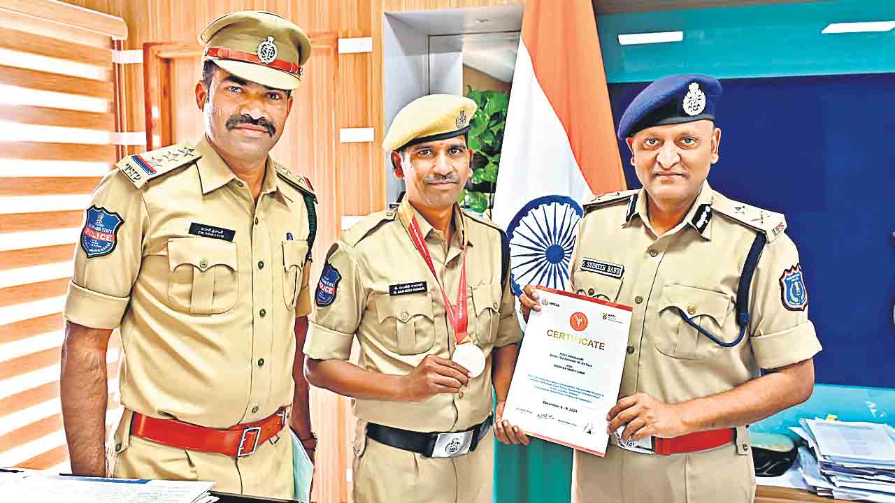 ఉద్యోగంతో పాటు క్రీడల్లోనూ ప్రతిభ చాటాలి