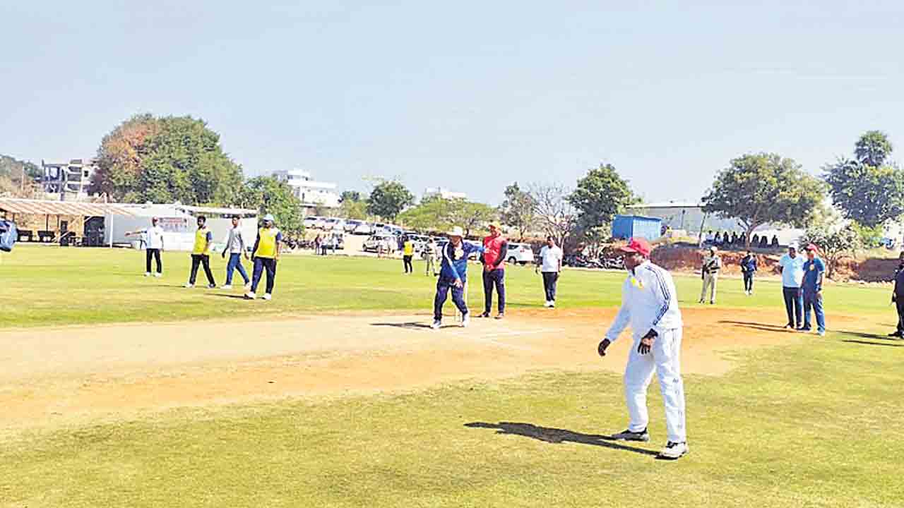 లాఠీలు పక్కన పెట్టి.. బ్యాట్‌లు చేతపట్టి..