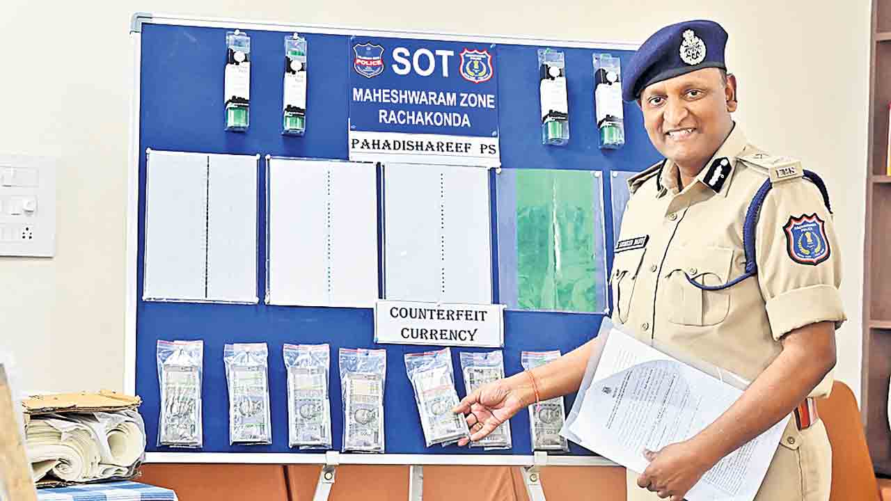 అసలుకు తీసిపోకుండా నకిలీ నోట్లు