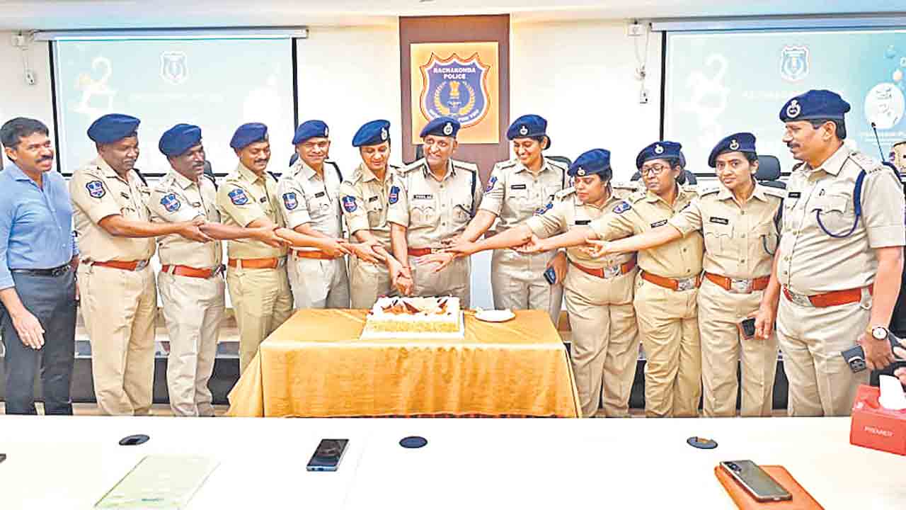 బాధితుల సమస్యలను ఓపికగా వినండి