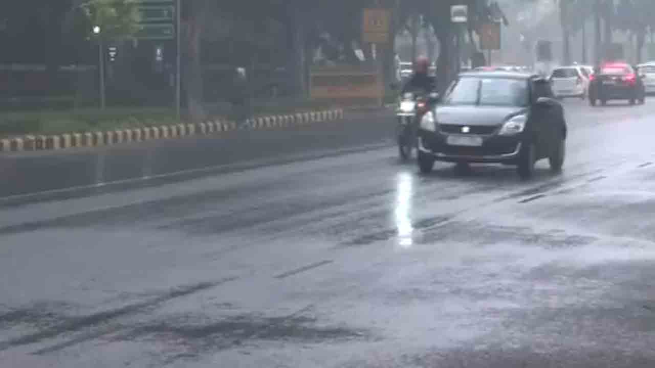 Rain In Delhi | ఢిల్లీలో వర్షం.. యథావిథిగా విమాన సర్వీసులు