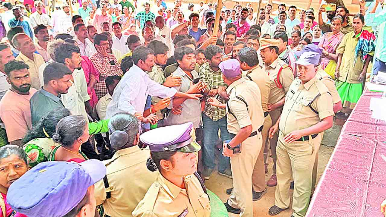 నిరసన గళం తిరగబడ్డ జనం