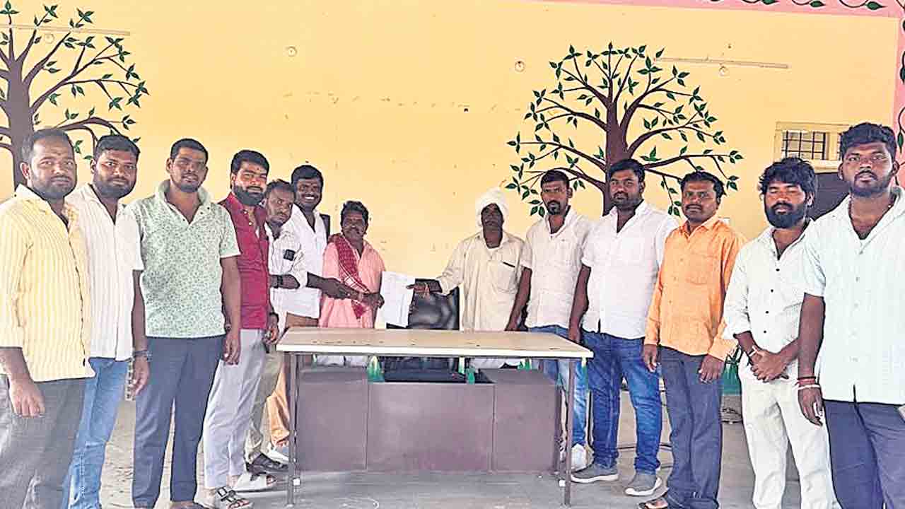 అధికారుల గైర్హాజరు.. కుర్చీకి వినతిపత్రం