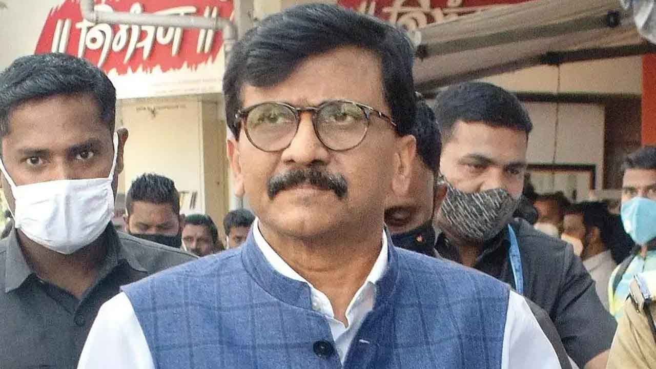 ఠాక్రే సమక్షంలో రౌత్‌పై కార్యకర్తల దాడి!