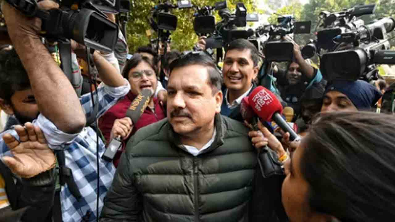 Sheesh Mahal row | ఢిల్లీ సీఎం బంగ్లా వద్దకు మీడియాతో వెళ్లిన ఆప్‌ నేతలు.. అడ్డుకున్న పోలీసులు