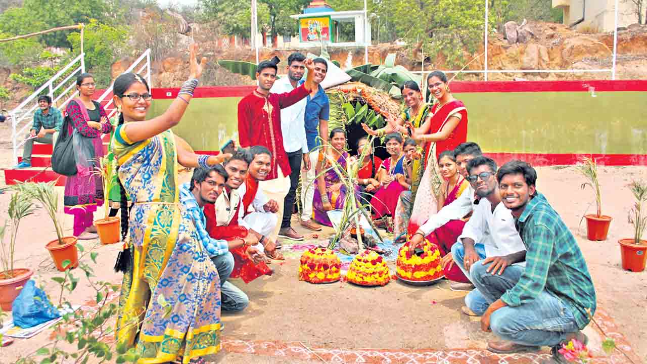 పండుగ విరిసే.. మనసు మురిసే