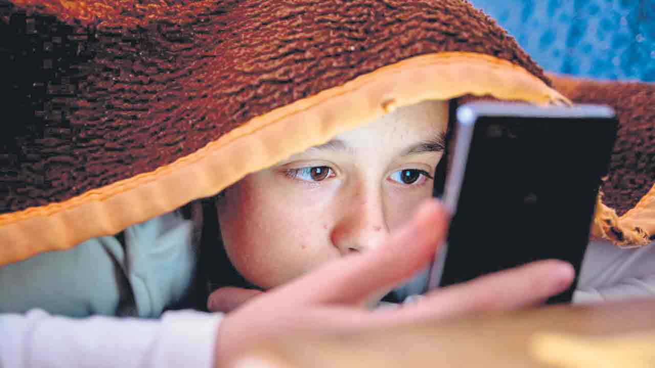 Social Media | ముదిరిపోయిన సెల్‌ఫోన్‌ వ్యసనం.. సోషల్‌ మీడియా బానిసలుగా విద్యార్థులు