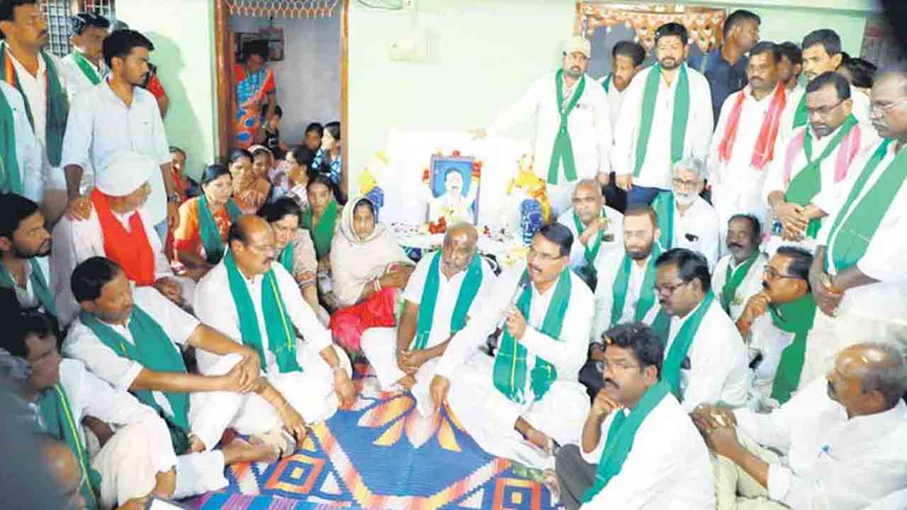 రైతన్న కడుపులో పుట్టెడు దుఃఖం