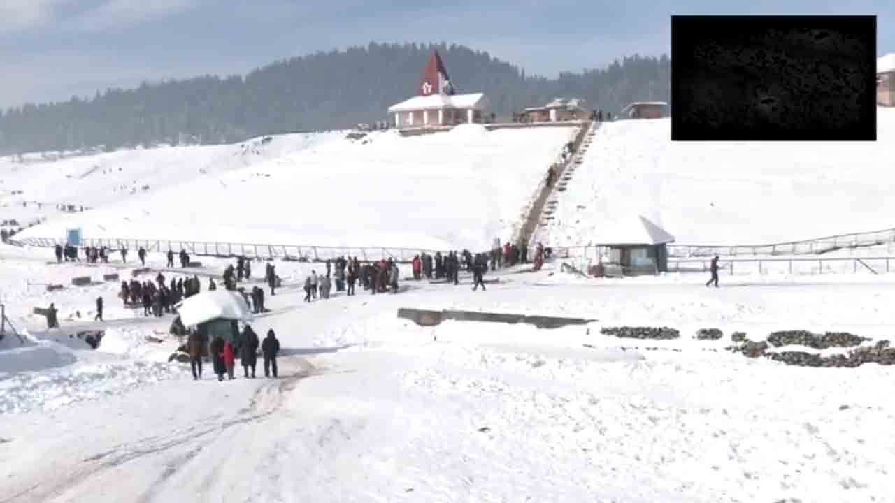Snowfall | గుల్మార్గ్‌ను కప్పేసిన మంచు దుప్పటి.. ఎంజాయ్‌ చేస్తున్న టూరిస్టులు.. Video