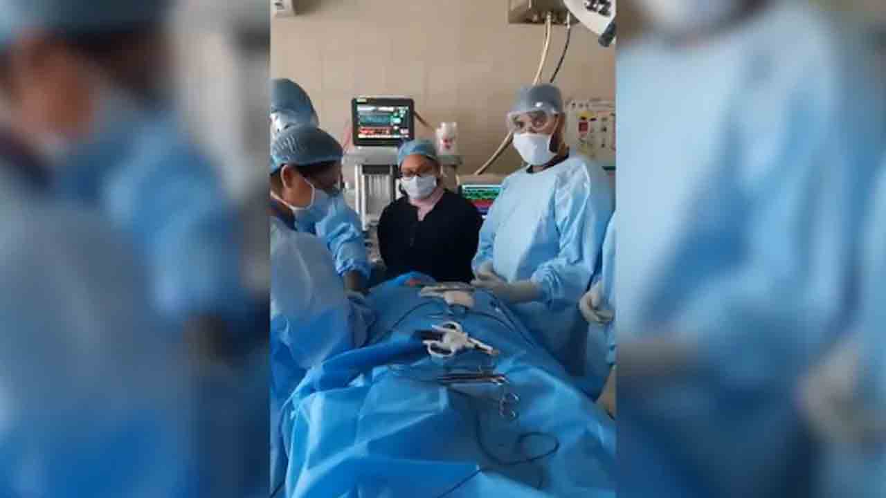 Surgery Halted Amid Power Cut | ప్రభుత్వ ఆసుపత్రిలో విద్యుత్‌ కోత.. రోగికి సర్జరీ నిలిపివేసిన   డాక్టర్లు