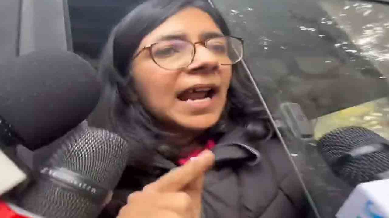 Watch: కేజ్రీవాల్‌ నివాసం వద్ద చెత్త పోసిన స్వాతి మలివాల్‌.. అదుపులోకి తీసుకున్న పోలీసులు