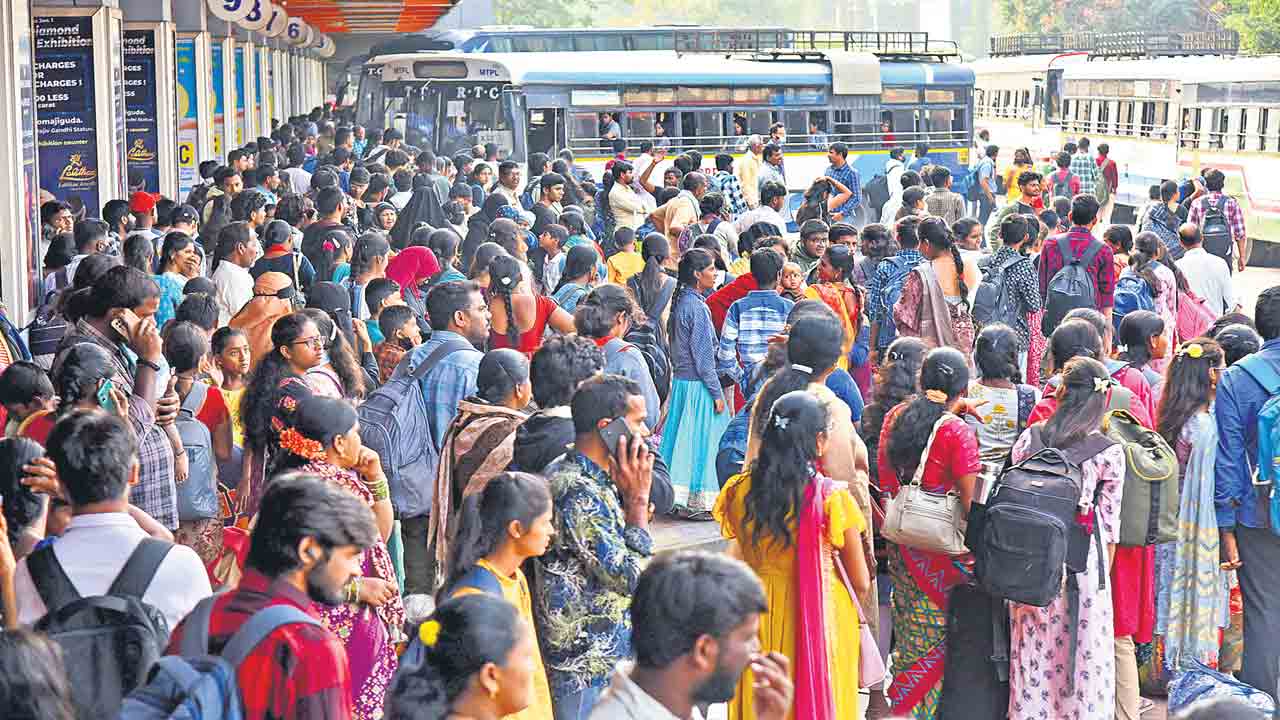 Private Travels | సంక్రాంతి బాదుడు.. 1500ల టికెట్‌.. 4,500 వరకు వసూలు