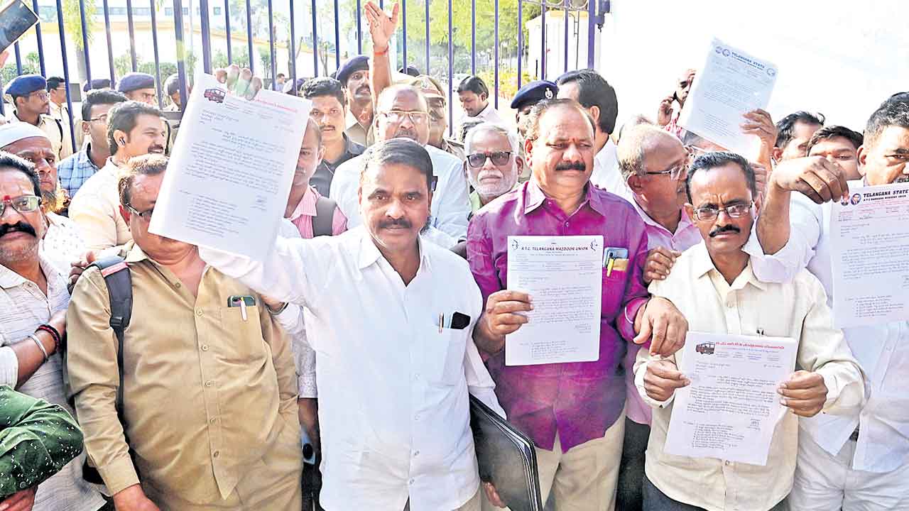 ఆర్టీసీలో సమ్మె సైరన్‌