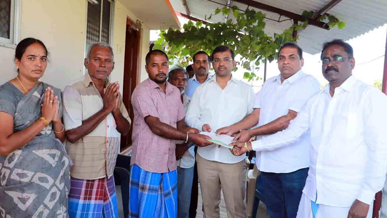 Tirupati Stampede | తిరుపతి తొక్కిసలాటలో మృతురాలి  కుటుంబానికి రూ.25 లక్షలు పరిహారం అందజేత