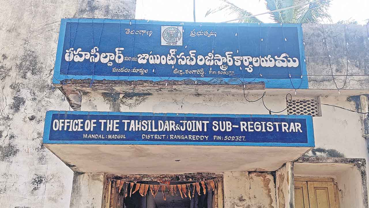 నిలిచిన భూ రిజిస్ట్రేషన్లు