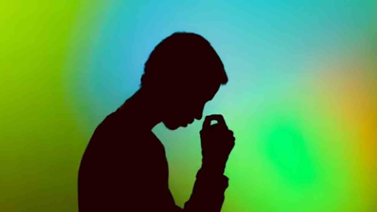 Forced to lick toilet seat | ర్యాగింగ్‌తో హింసించారు, టాయిలెట్‌ సీటు నాకించారు.. కుమారుడి   ఆత్మహత్యపై తల్లి లేఖ