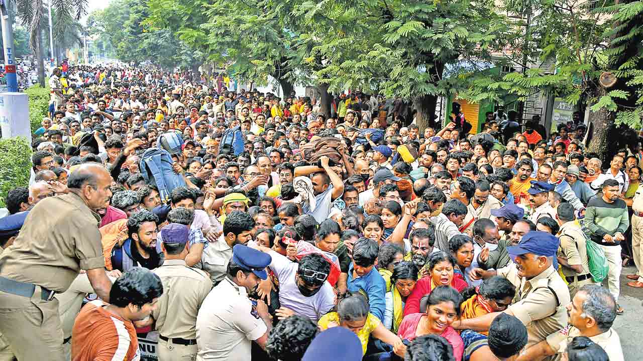 తిరుపతి ఘటన.. ఇద్దరు అధికారుల సస్పెన్షన్‌