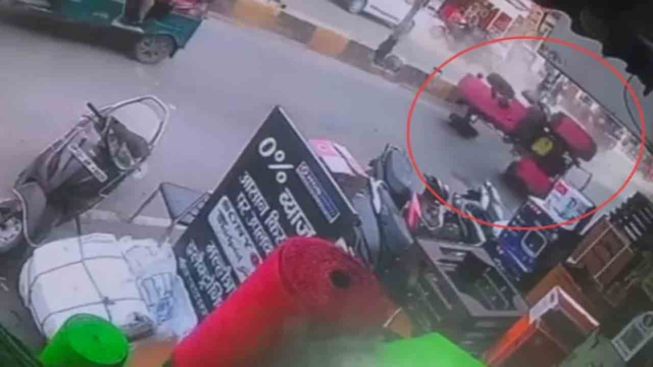 Watch: టైరు పేలడంతో పల్టీలు కొట్టిన ట్రాక్టర్‌.. తర్వాత ఏం జరిగిందంటే?