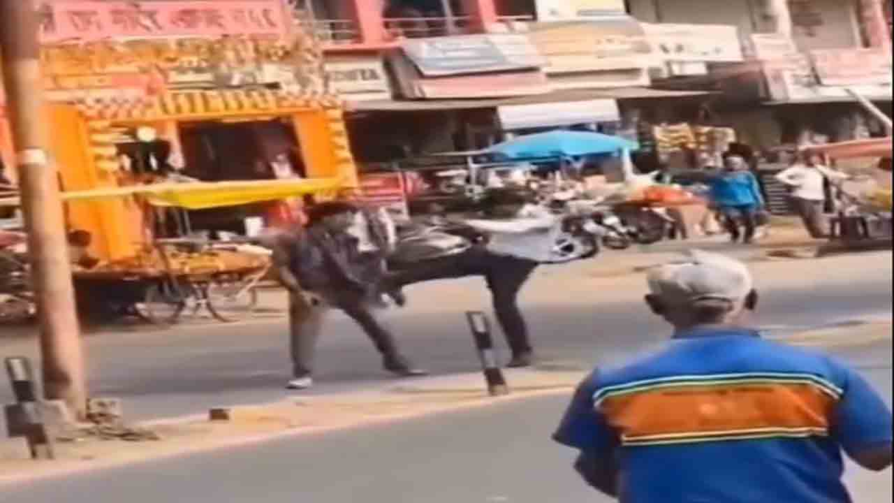 Watch: వ్యక్తిని చెంపపై కొట్టి, కాలితో తన్నిన ట్రాఫిక్‌ పోలీస్.. వీడియో వైరల్‌