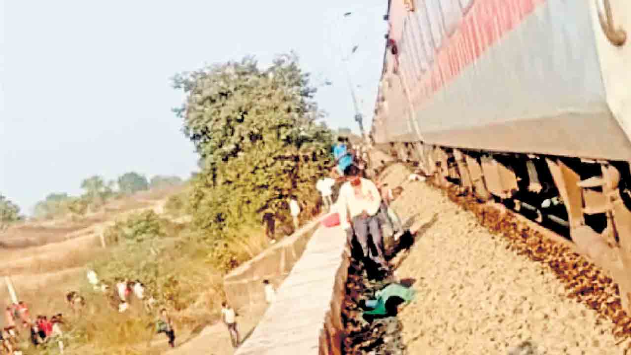 Maharashtra | పట్టాలపై వెంటాడిన మృత్యువు.. మహారాష్ట్రలో ఘోర రైలు ప్రమాదం