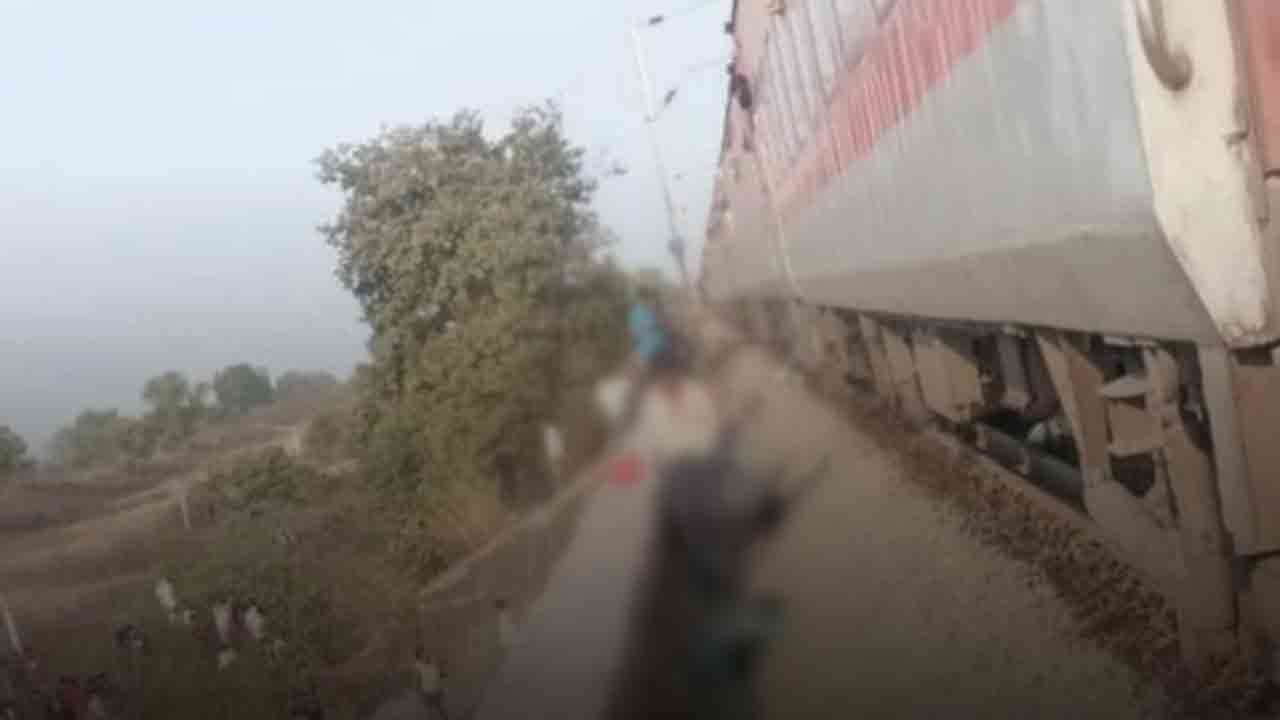 Train accident | మహారాష్ట్రలో ఘోర రైలు ప్రమాదం.. 8 మంది దుర్మరణం..!