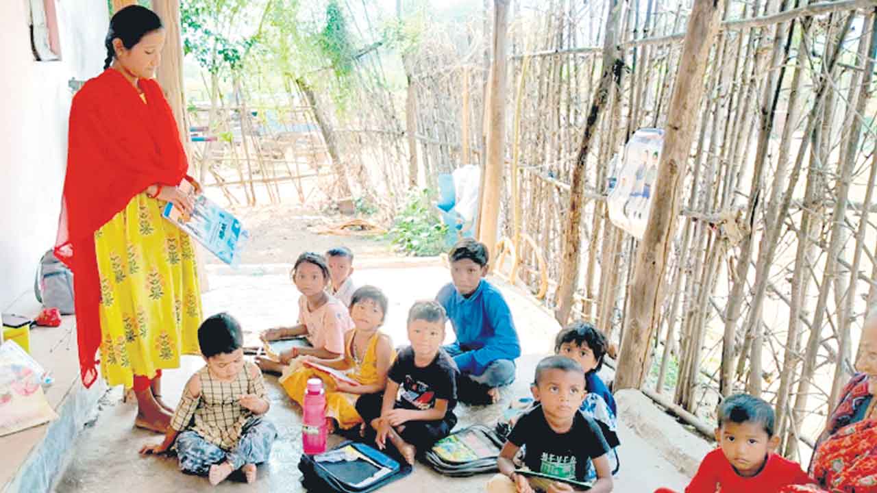 పాకలో చదువులు గిరిబిడ్డల పాట్లు