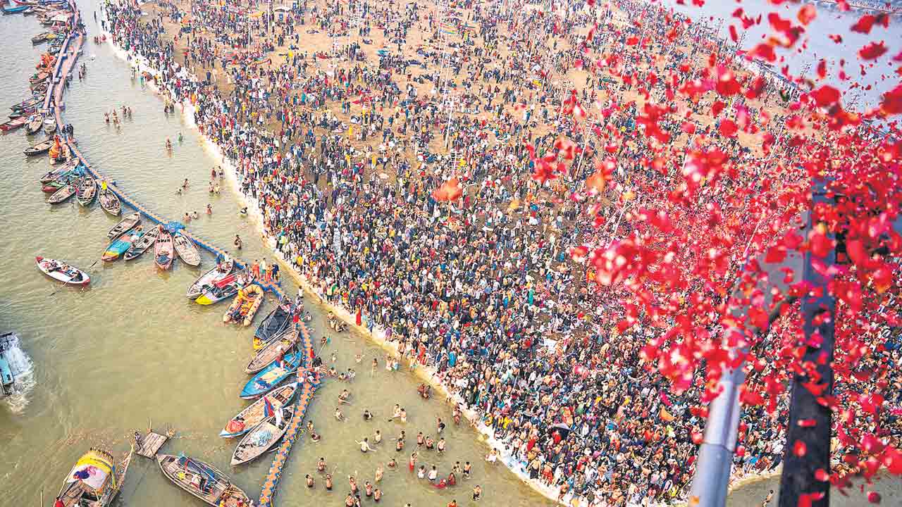 144 ఏండ్ల తర్వాత ఘనంగా మహా కుంభ్‌.. త్రివేణి సంగమంలో 1.6 కోట్ల మంది పుణ్య స్నానాలు