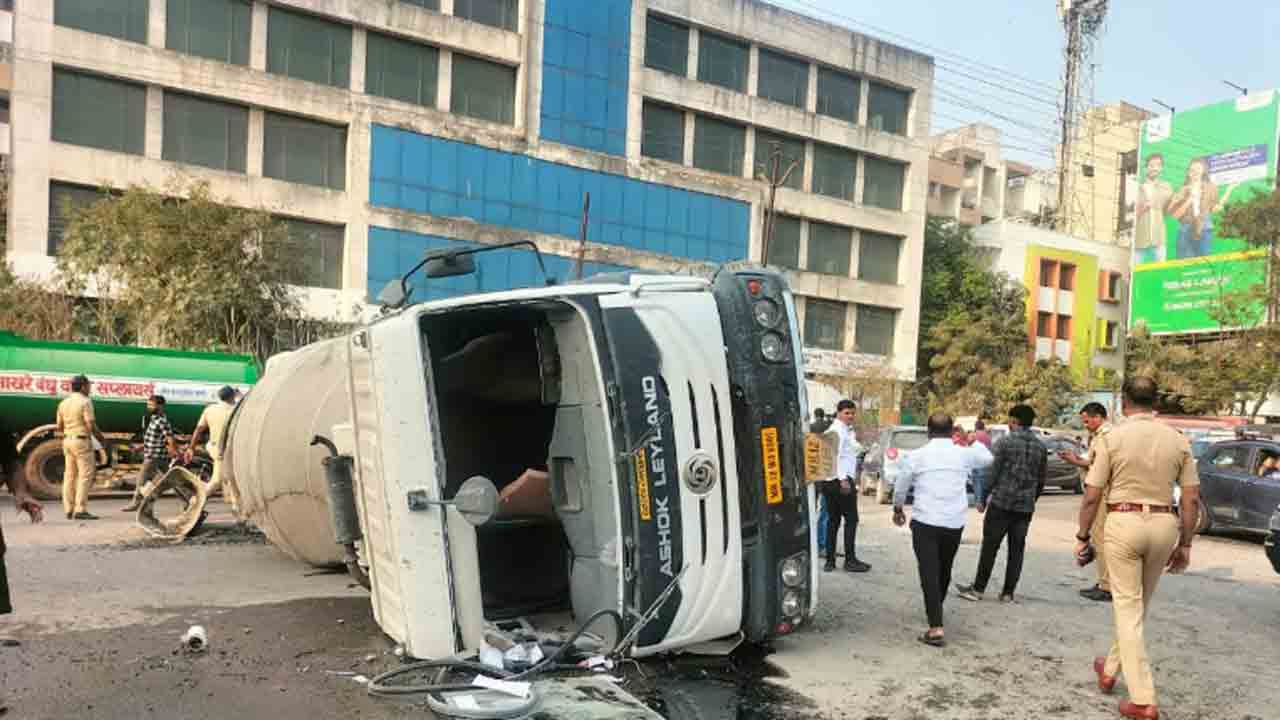 Watch | స్కూటీపై వెళ్తున్న విద్యార్థినులు.. వారిపై బోల్తాపడిన రెడీ మిక్స్‌ కాంక్రీట్‌ లారీ